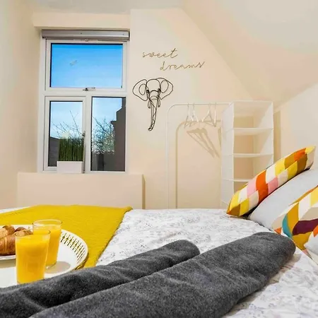 Modern & Stylish Flat In Moseley Birmingham