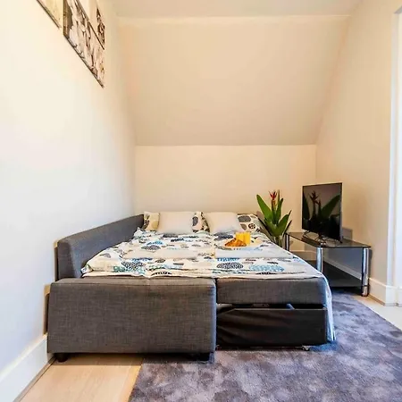 Modern & Stylish Flat In Moseley Apartment *