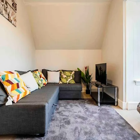 Modern & Stylish Flat In Moseley Apartment