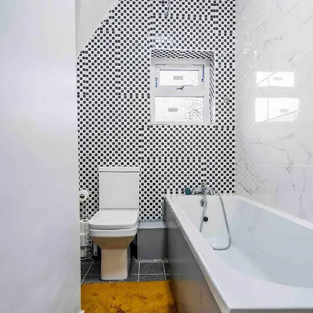 Modern & Stylish Flat In Moseley * Birmingham
