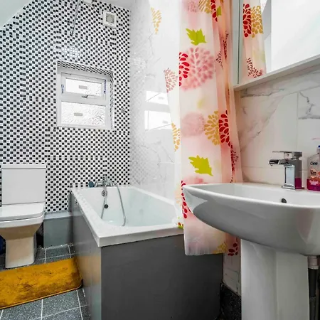 Modern & Stylish Flat In Moseley